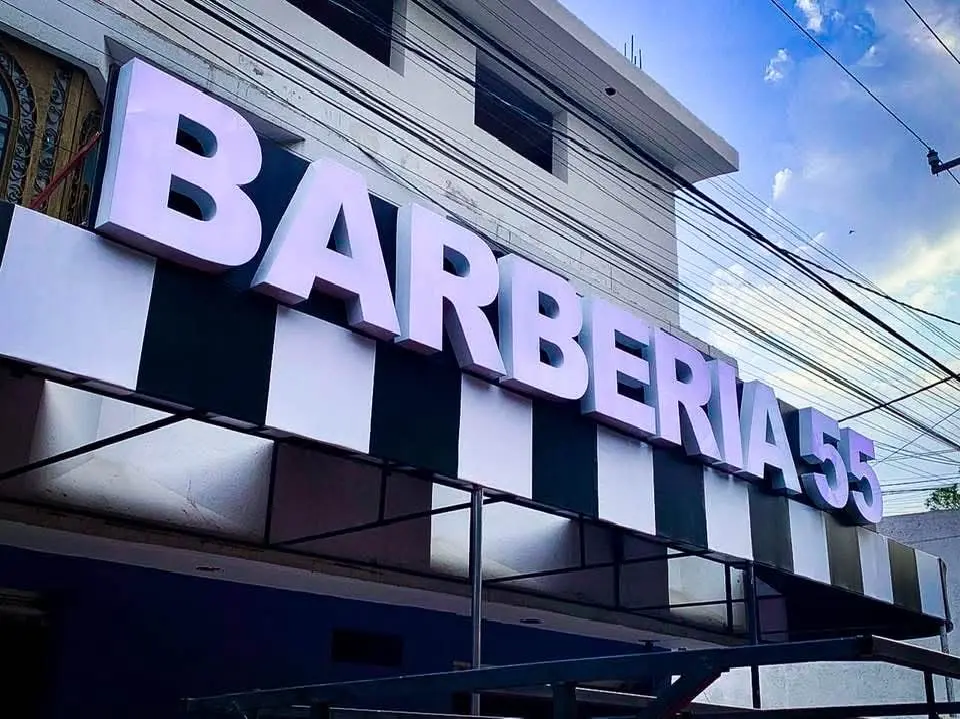Toldo con bastidor de alucobond y letras 3D de acrílico para Barbería 55