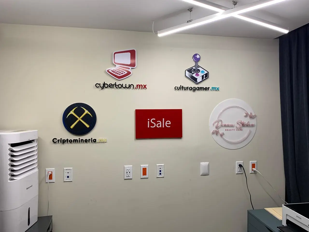 Cybertown Letras Planas