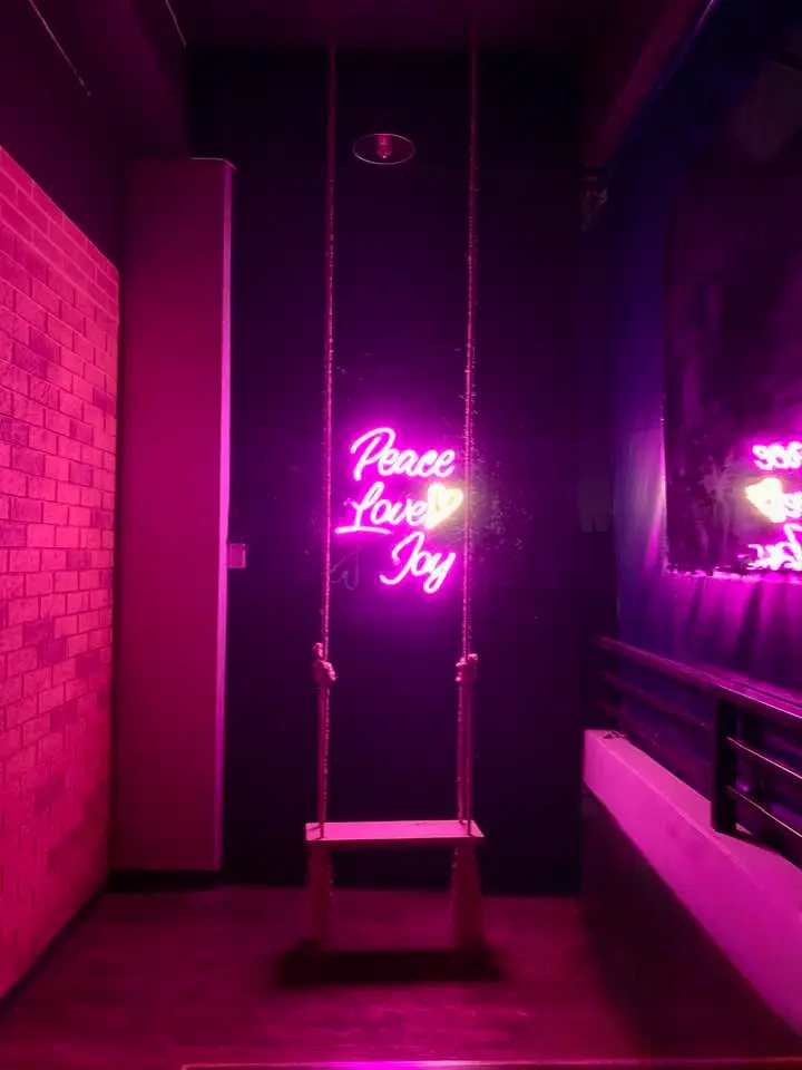 Fabricacion e instalación de neón decorativo